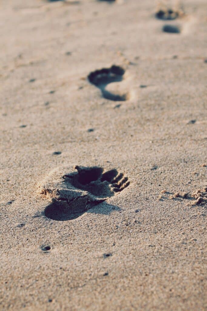 traces de pieds dans le sable